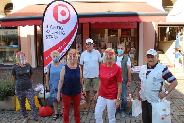 Der Pensionistenverband mit dem Landesvositzenden Heinz Hillinger (4.v.li.) und Bezirksvorsitzende ERika Diensthuber (3.v.li.) informierte in Kirchdorf. | Foto: Staudinger