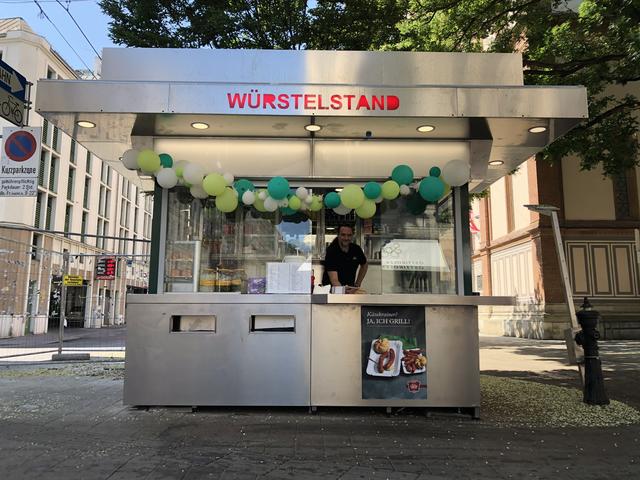 Stefan Knopper freut sich vor der Altlerchenfelder Kirche auf seine Kunden.