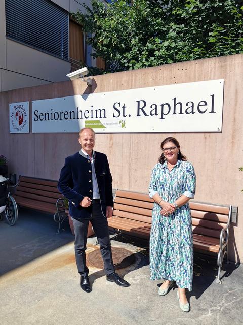 Vizebürgermeister Johannes Anzengruber und NRin Alexandra Tanda zu Besuch im Seninorenheim St. Raphael.