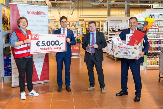 Franz Mock (Volkshilfe) freute sich über die Spende in Höhe von 5.000 Euro. Überreicht von Geschäftsführer Markus Kaser, Geschäftsleiter des neuen Interspar-Standorts in der Breitenfurter Straße Franz Winter und Regionaldirektor Karlheinz Grossmann (v.l.n.r.) | Foto: Interspar/Johannes Brunnbauer