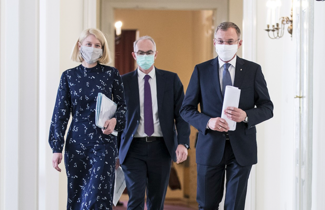 Christine Haberlander, Bernd Lamprecht (Corona Board/Krisenstab) und Thomas Stelzer auf dem Weg zur Pressekonferenz zur Wiedereinführung der MNS-Pflicht in Oberösterreich am 7. Juli.