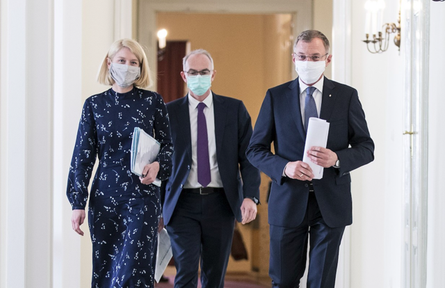 Christine Haberlander, Bernd Lamprecht (Corona Board/Krisenstab) und Thomas Stelzer auf dem Weg zur Pressekonferenz zur Wiedereinführung der MNS-Pflicht in Oberösterreich am 7. Juli.  | Foto: Land OÖ/Mayrhofer