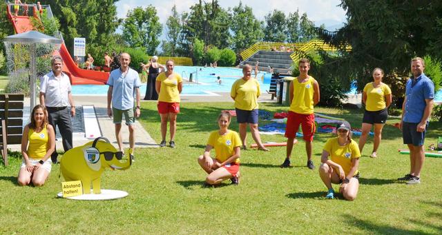 Bürgermeister Christian Hecher (rechts) bedankte sich bei den freiwilligen Helfern der Wasserrettung (Einsatzstelle Villach). | Foto: Marktgemeinde Bad Bleiberg
