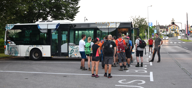 Seebahnhof, 5.30 Uhr: inspiziert vom Vizebürgermeister (1. v. r.) steigen die Bergsteiger in den Wanderbus um. Rechts hinten informieren Wachdienstleute jede Pkw-Besatzung. | Foto: Stadtgemeinde Gmunden