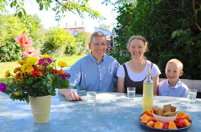 Die Friedrichs stehen für Landwirtschaft als Beitrag zum Klimaschutz. Ernst, Ute und Ernst jun.