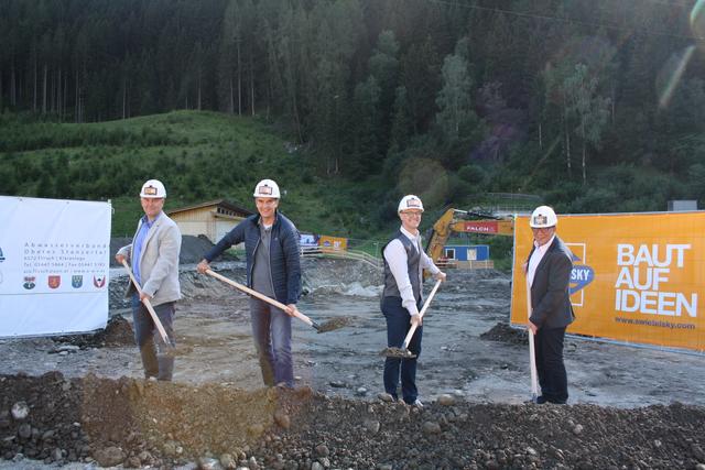Die Bürgermeister der Gemeinden des Abwasserverbandes Oberes Stanzertal beim Spatenstich, von links: Helmut Mall (St. Anton am Arlberg), Manfred Matt (Pettneu), Roland Wechner (Flirsch) und Harald Sieß (Strengen). (v.li.)
