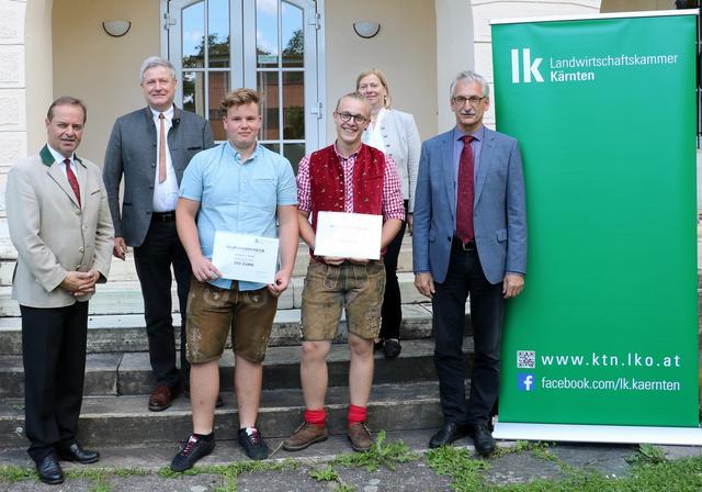 LK-Präsident Johann Mößler, Goldbrunnhof-Direktor Peter Glantschnig, die Preisträger Benjamin Božič und Andreas Mayer, LFS-Fachinspektorin Maria Innerwinkler und LK-Kammeramtsdirektor Hans Mikl