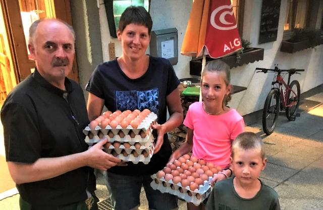 Gastwirt Joe Juen mit Kerstin, Verena und Mario Böhm.