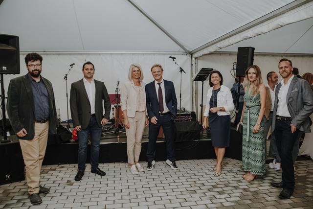 Der St.Pöltner Vizebürgermeister Harald Ludwig, OX St.Pölten-GF Thomas Höglhammer,
OX-Betreiber Petra & Thomas Altendorfer, Abgeordnete zum NÖ Landtag Doris Schmidl,
Hauseigentümer und Classics Reloaded-Geschäftsführer Anja & Hans-Peter Zwetti