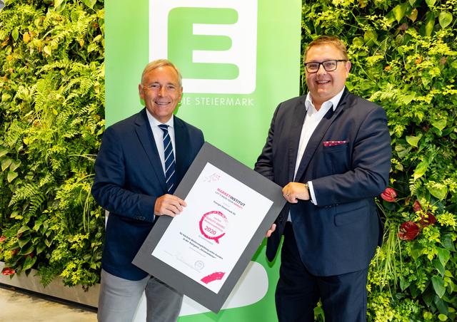 Vorstandsduo Christian Purrer (l.) und Martin Graf mit dem "market Quality Award" in der Kategorie Weiterempfehlung.