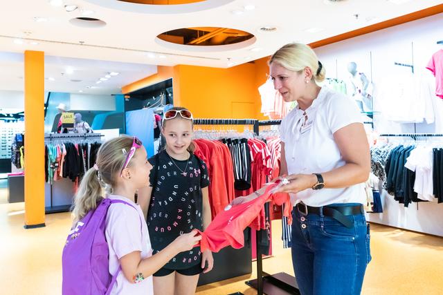 Im perfekten Outfit und mit bester Beratung von Gigasport-Expertin Silvia Falkensteiner läuft es dann gleich noch besser. | Foto: Jorj Konstantinov