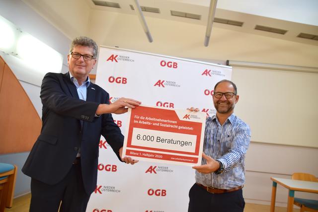 AKNÖ-Vizepräsident Michael Fiala und Korneuburgs AK-Bezirksstellenleiter Alfred Jordan plaudern aus dem (Corona)Nähkästchen. | Foto: Sandra Schütz