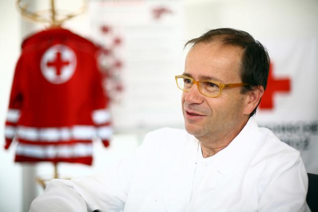 Rotkreuz-Chefarzt Wolfgang Schreiber rät dazu, den Flüssigkeitsverlust am besten mit zwei bis drei Litern Wasser auszugleichen.