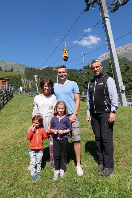 Sylvia Emden aus Nordhessen knackte gemeinsam ihrem Mann Johannes und den beiden Kindern Lilly und Marlon die 2-Millionen-Fahrgäste-Marke beim Alpine Coaster in Hoch-Imst. GF Bernhard Schöpf (r.) gratulierte mit Freikarten und einer Einladung zum Mittagessen auf der Untermarkter Alm.