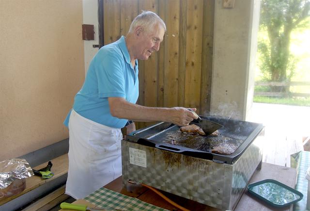 Sepp Payr stand am Griller und verwöhnte seine Gäste. | Foto: Reinbacher