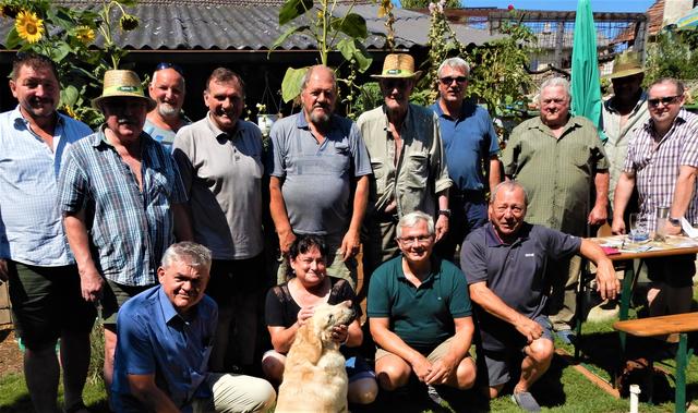 Oberschützenmeister Josef Kohzina, Karl Wegerth, Poysdorfs Jagdleiter Gerhard Doppelhofer, Walter Fritz, Martin Scheiner, Bernadette Huber, Geburtstagskind Ernst Paltram, Josef Fickl, Johannes Krickl, Wolfgang Ruf, Franz Weidinger, Helmuth Hager, Thomas Fath, Sigi Kubanik.