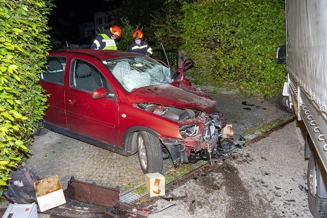 Bei einem Frontalzusammenstoß in Pischelsdorf am 7. August wurde der Lenker eines Fahrzeuges schwer verletzt.