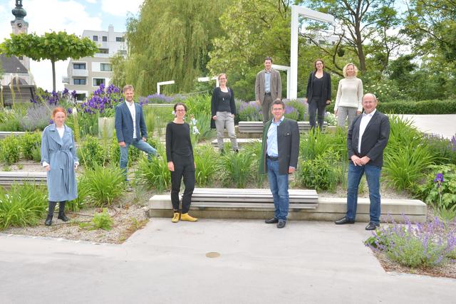 Im Team für den Bürgerbeteiligungsprozess: DI Mag. Julia Puchegger (nonconform GmbH), DI Matthias Zawichowski (im-plan-tat), Mag. Caren Ohrhallinger (nonconform GmbH), Mag. Julia Schwanzer (Abt. Bürgerinformation und Öffentlichkeitsarbeit), Ing. Ronald Gutscher (Abteilungsleiter Baurecht, Raumordung und kommunaler Hochbau), Bürgermeister Mag. Peter Eisenschenk, Johanna Steinhäusler B.Sc (nonconform GmbH), Mag. Karin Rinderhofer (Abteilungsleiterin Bürgerinformation und Öffentlichkeitsarbeit), Stadtamtsdirektor DI Dr. Viktor Geyrhofer