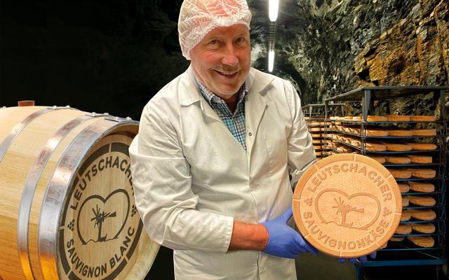 Käseaffineur Franz Möstl mit dem ersten Prototyp des Leutschacher Sauvignonkäses in seinem Silberstollen in Arzberg.