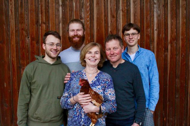 Die Köpfe hinter Dreierlei: Thomas, David, Maria, Josef und Simon (v.l.). | Foto: Jana Eichlberger/Dreierlei