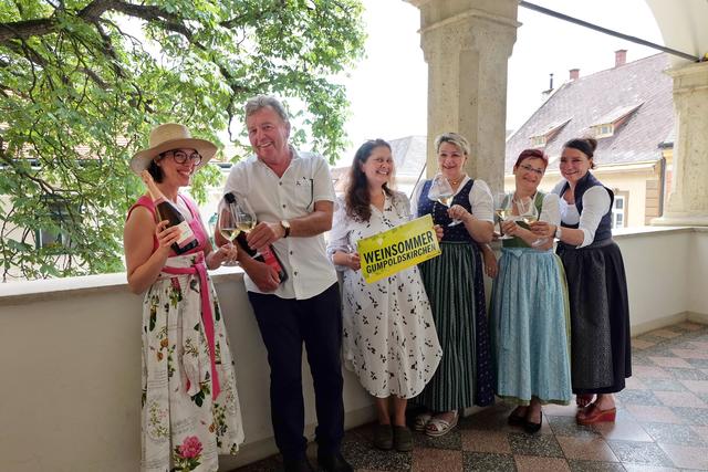 Freuen sich schon auf den Weinsommer on Tour – Katharina Graner (Thallern), Othmar Schnitzer (Königsweinwinzer), Johanna Gebeshuber (heuriger spaetrot), Michaela Köck (FEMI), Dagmar Händler (Weinbau Proisl), Martina Krug-Weninger (Hochkräutl). 
 | Foto: C. Reisinger