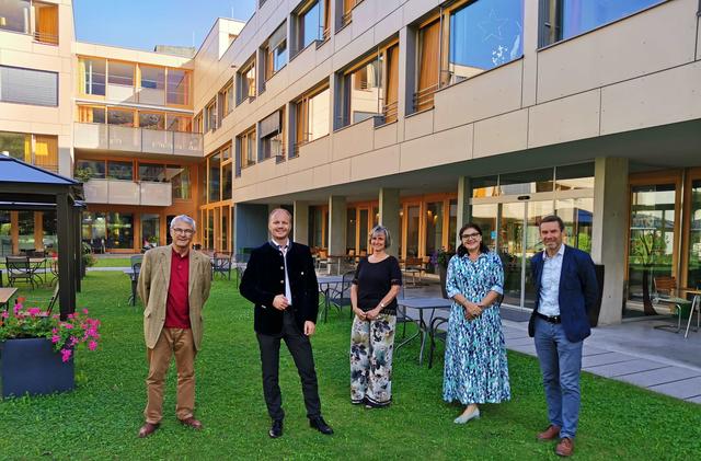 Eugen Sprenger, Vbgm. Johannes Anzengruber, Pflegedienstleitung Slavik, NRin Alexandra Tanda und Geschäftsführer Markus Told