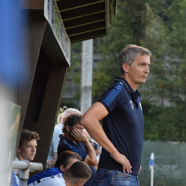 SC Pfeifer Kundl (blau) vs. SK Blitzschutz Pfister Ebbs (grün) - Kundl Trainer Roger Kühmaier. | Foto: Schwaighofer