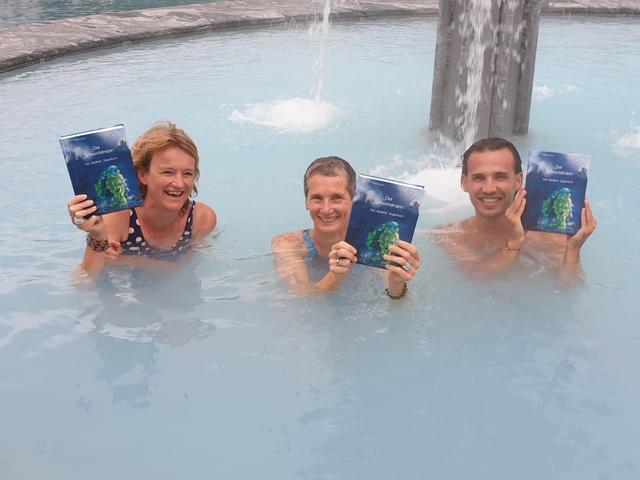 Das Team vom Rollettmuseum (Mag. Birgit Doblhoff-Dier, Dr. Ulrike Scholda und Fedja Hadziefendic MA) präsentiert den Badener Schwefelmann im Schwefelwandel des Badener Strandbades.