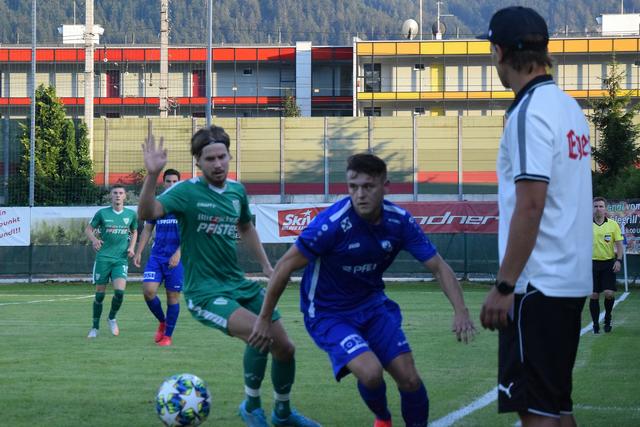 SC Pfeifer Kundl (blau) vs. SK Blitzschutz Pfister Ebbs (grün). | Foto: Schwaighofer