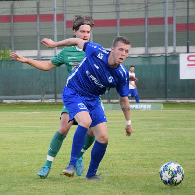 SC Pfeifer Kundl (blau) vs. SK Blitzschutz Pfister Ebbs (grün).  | Foto: Schwaighofer