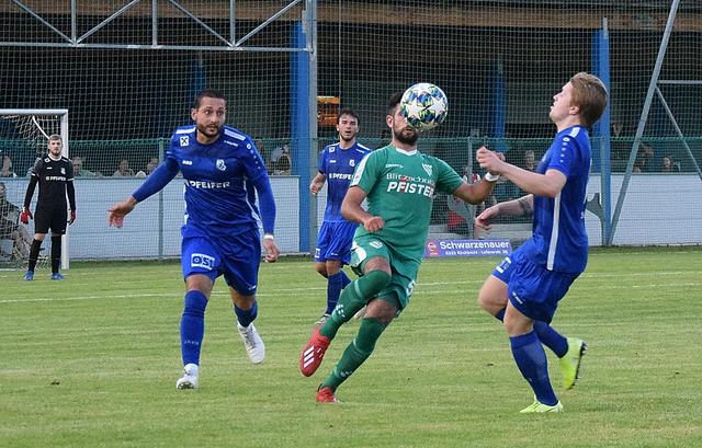 SC Pfeifer Kundl (blau) vs. SK Blitzschutz Pfister Ebbs (grün) - Ebbs Torschütze Hakan Yücel (Mitte). | Foto: Schwaighofer