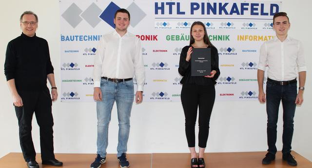 Betreuer OStR Oskar Hable, Thomas Kappel, Beatrice Farkas und Raphael Ehrenhöfer (v.l.) bei der Übergabe der Diplomarbeit
 | Foto: HTL Pinkafeld