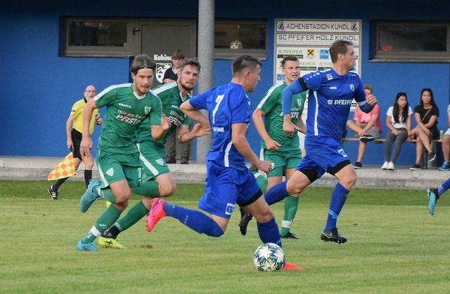 SC Pfeifer Kundl (blau) vs. SK Blitzschutz Pfister Ebbs (grün). | Foto: Schwaighofer