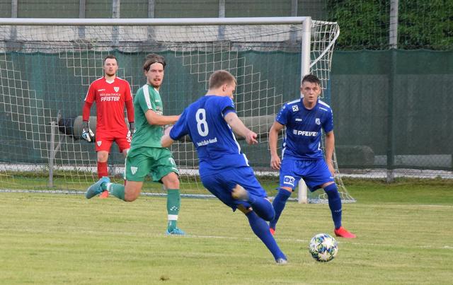 SC Pfeifer Kundl (blau) vs. SK Blitzschutz Pfister Ebbs (grün). | Foto: Schwaighofer