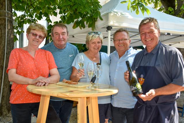 Sind immer beim Monatsmarkt: Renate und Franz Blauensteiner, Brita Schraml mit Manfred Pfleger und Gerhard Gutschik. | Foto: Schlüsselberger
