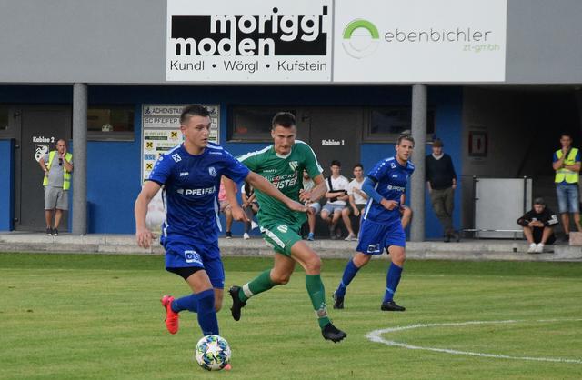 SC Pfeifer Kundl (blau) vs. SK Blitzschutz Pfister Ebbs (grün). | Foto: Schwaighofer