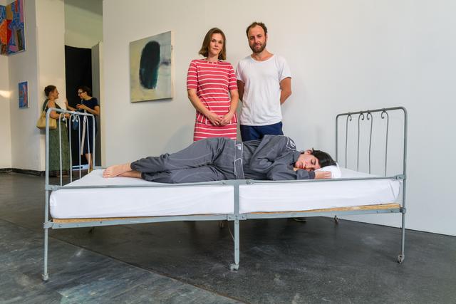 Bei der Schlafperformance von Anne Glassner wachten Verena Preininger (links) und Kurator Nicolas Dellamartina. | Foto: jdf-events.at