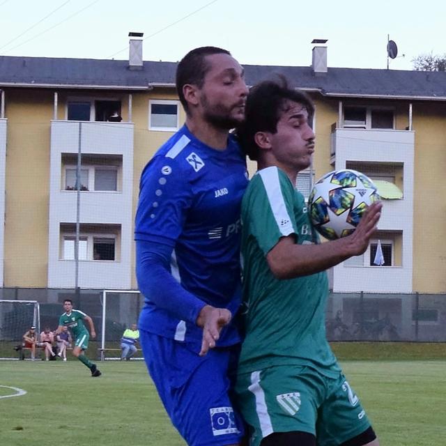 SC Pfeifer Kundl (blau) vs. SK Blitzschutz Pfister Ebbs (grün) - keine Abstandregelung im Spielfeld. | Foto: Schwaighofer