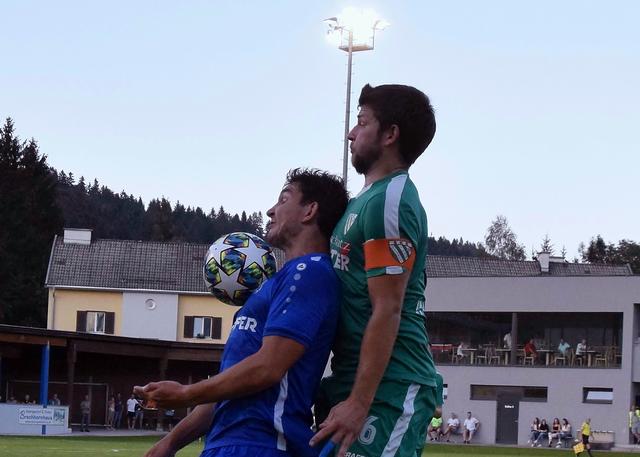 SC Pfeifer Kundl (blau) vs. SK Blitzschutz Pfister Ebbs (grün) - im Spiel, Abstandsregelung aufgehoben. | Foto: Schwaighofer