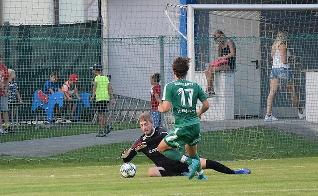 SC Pfeifer Kundl (blau) vs. SK Blitzschutz Pfister Ebbs (grün). | Foto: Schwaighofer