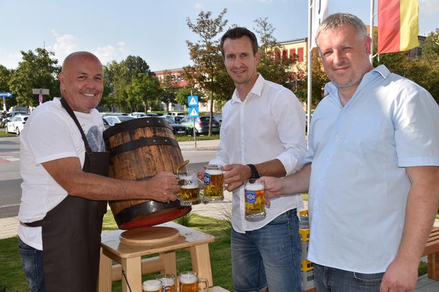 Gelungener Bieranstich: Bgm. Georg Rosner, Patrick und Klaus Glavanics