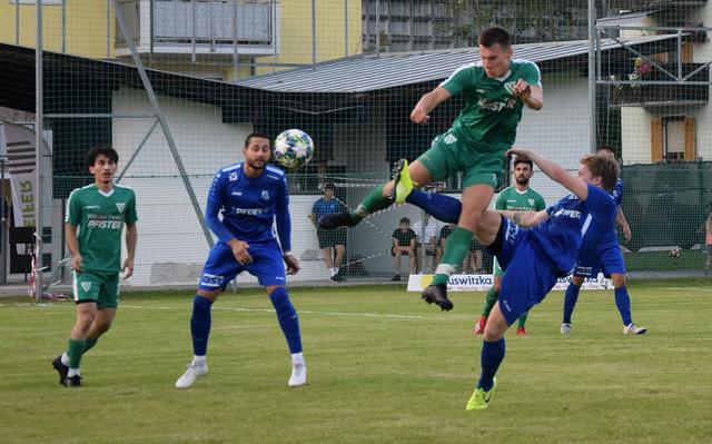 SC Pfeifer Kundl (blau) vs. SK Blitzschutz Pfister Ebbs (grün). | Foto: Schwaighofer