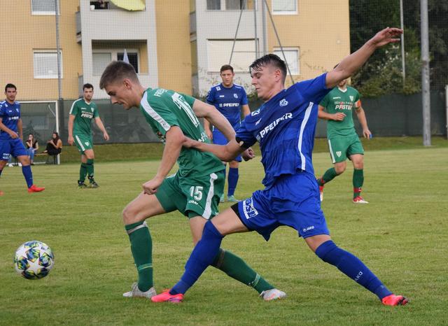 SC Pfeifer Kundl (blau) vs. SK Blitzschutz Pfister Ebbs (grün). | Foto: Schwaighofer