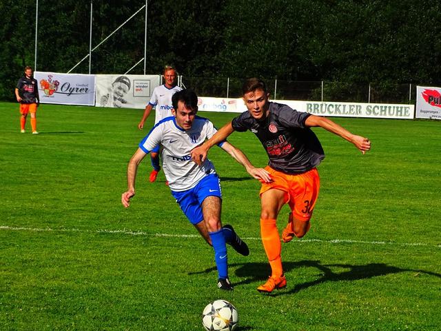 Jakob Grubauer (li.) im packenden Zweikampf.