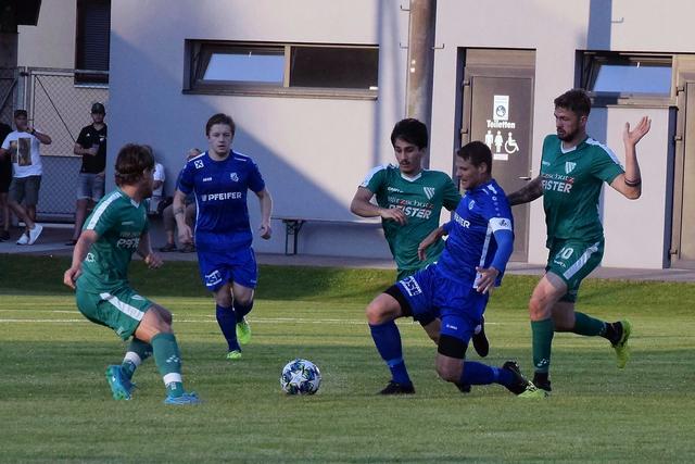 Ein Spiel auf Augenhöhe zwischen dem SC Pfeifer Kundl (blau) und dem SK Blitzschutz Pfister Ebbs (grün). | Foto: Schwaighofer