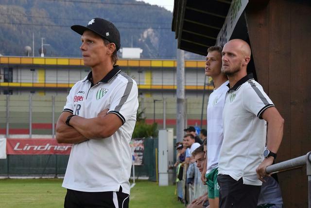 SC Pfeifer Kundl (blau) vs. SK Blitzschutz Pfister Ebbs (grün) - Ebbs Trainer Markus Holzer und Roland Kuen. | Foto: Schwaighofer