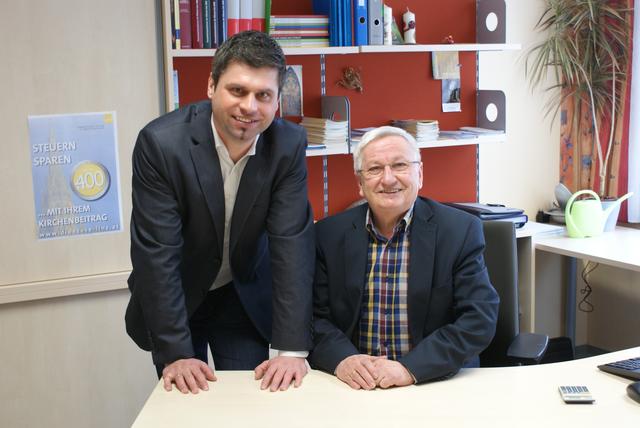 Josef Kohlbauer (re.) geht in Pension. Nachfolger ist sein bisheriger Stellvertreter Bernhard Hosner. | Foto: Kirchenbeitragsstelle
