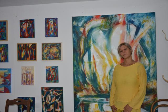 Im Atelier von Isabella Minichmair in Waldneukirchen; sie zeigt zwei Ölbilder in der Ausstellung im Linzer Schlossmuseum