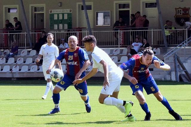 FCB Neuzugang Sedat Erol im Zweikampf mit Kufstein Verteidiger Ömerhahn Aksu.

 | Foto: Schwaighofer