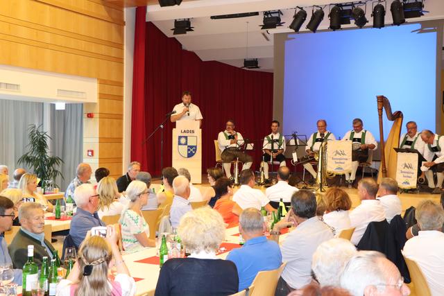 Zahlreiche Ehrengäste: Zur Eröffnung der Jubiläumsausstellung "800 Jahre Ladis" wurde in den Saal Laudegg ins Rechelerhaus geladen. | Foto: Othmar Kolp